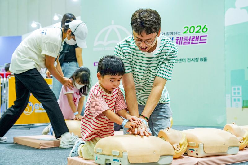 지난 18일 전남 광주 김대중컨벤션센터에서 열린 '현대모비스 종합안전체험랜드'에 참여한 어린이들이 심폐소생술 안전교육을 받고 있는 모습. 현대모비스 제공