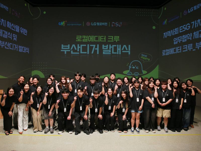 LG유플러스는 지난 18일 U+BOOSTUS 우수 활동자 12명과 일본 도쿄에서 해외 탐방 프로그램을 진행했다. 사진은 참가자들이 Meta 현지 오피스에서 기념 촬영하는 모습. LG유플러스 제공