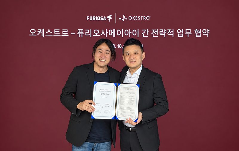 오케스트로 그룹은 퓨리오사AI와 지난 18일 서울 강남구 퓨리오사AI 본사에서 'NPU 기반 AI 인프라 및 플랫폼 기술·사업 협력'을 위한 업무협약(MOU)을 체결했다. (좌측부터) 백준호 퓨리오사에이아이 대표, 김민준 오케스트로 그룹 의장. 오케스트로 제공