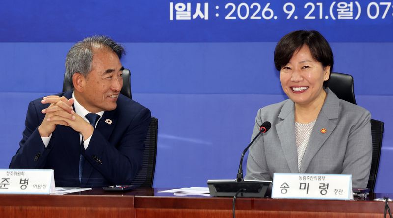송미령 농림축산식품부 장관과 윤준병 더불어민주당 농해수정조위원장이 21일 오전 서울 여의도 국회 의원회관에서 열린 농지 전수조사 추진방향 당정협의회에서 대화를 나누고 있다. 뉴스1