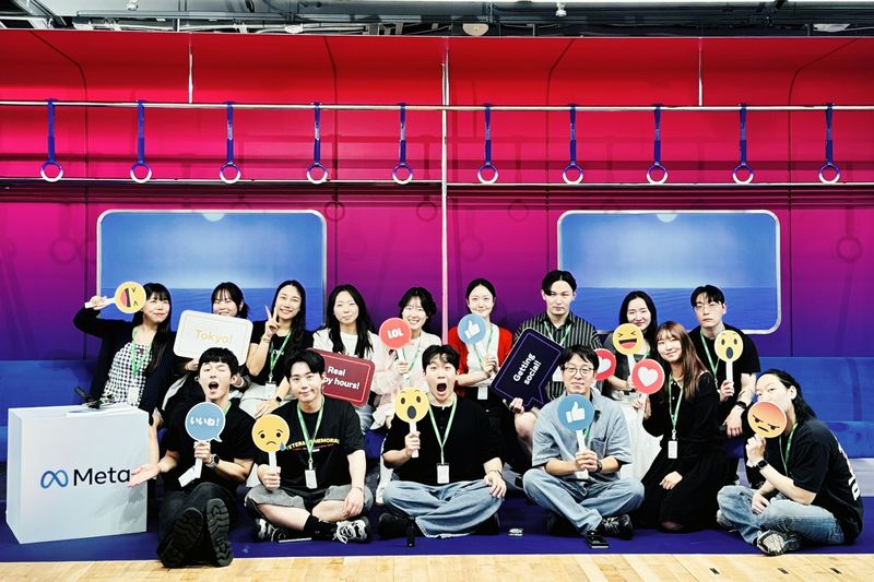 LG유플러스는 지난 18일 U+BOOSTUS 우수 활동자 12명과 일본 도쿄에서 해외 탐방 프로그램을 진행했다. LG유플러스 제공