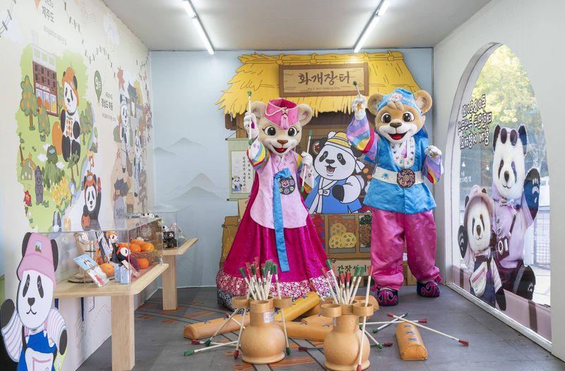 추석을 맞아 한복을 곱게 차려 입은 에버랜드 레니와 라라 캐릭터. 에버랜드 제공
