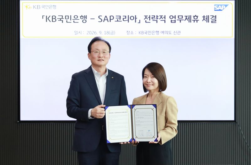 KB국민은행은 SAP코리아와 '전사적자원관리(ERP) 임베디드금융 생태계 공동 조성을 위한 업무협약'을 체결했다. 지난 18일 서울 여의도 KB국민은행 신관에서 열린 협약식에서 이환주 KB국민은행장(왼쪽)과 신은영 SAP코리아 대표이사가 기념촬영을 하고 있다. KB국민은행 제공