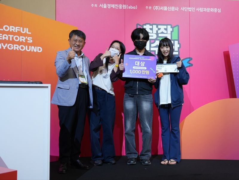 문구선 서울경제진흥원 창조산업본부 본부장(왼쪽)과 ‘2026 창작선수단’ AI 해커톤 대상 수상팀 DIDIT의 강민석, 박샘이나, 배지혜씨가 기념촬영을 하고 있다. 서울경제진흥원 제공
