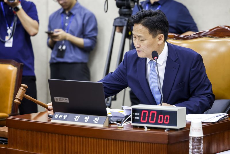 [서울=뉴시스] 정병혁 기자 = 김영진 국회 행정안전위원장이 지난 1일 서울 여의도 국회에서 열린 행정안전위원회 전체회의에서 의사봉을 두드리고 있다. 2026.09.01. jhope@newsis.com