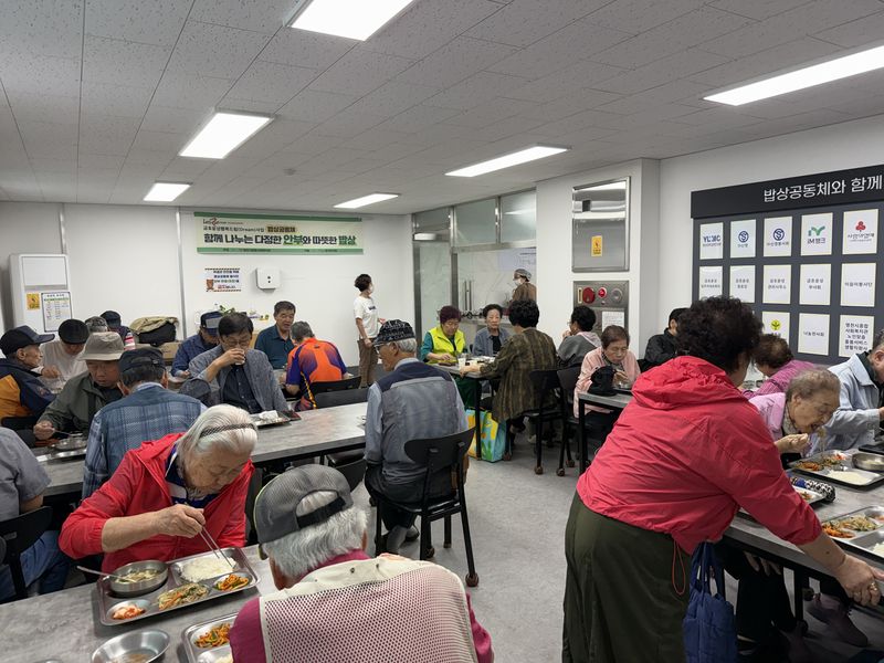 렛츠런파크 영천이 추석을 앞두고 지역 어르신들에게 따뜻한 밥상을 대접하고 있다. 렛츠런파크 영천 제공