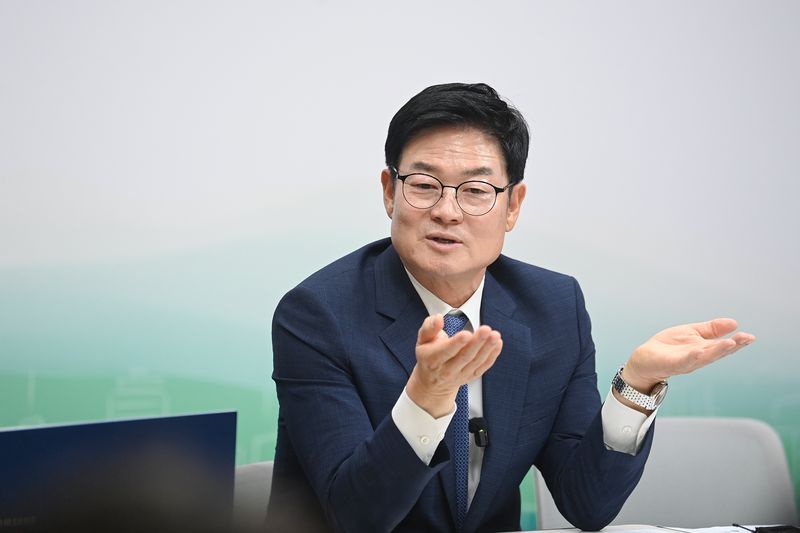 구자열 원주시장이 21일 시청 부르핑룸에서 현안 브리핑을 열고 산하 4개 기관에 대한 운영 방침을 설명하고 있다. 원주시 제공