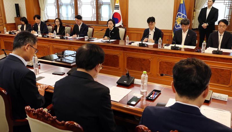 한성숙 국무총리가 지난 9월 21일 서울 정부서울청사에서 제1차 글로벌 AI 허브 추진위원회 회의를 주재하고 있다. 정부는 4개 분야 19개 지표를 담은 입지 평가기준안을 제시하고 연내 최종 입지 선정을 추진하고 있다. 사진=뉴스1