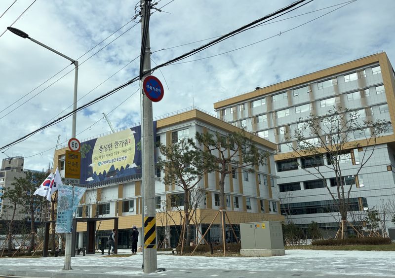 근로복지공단이 운영하는 산재전문 공공병원이 10월 개원을 앞두고 울산시민들에게 추석 인사를 하는 현수막을 내걸었다. 현수막에는 병원 명칭을 '근로복지공단 울산병원'이라고 써놓았다. 사진=최수상 기자