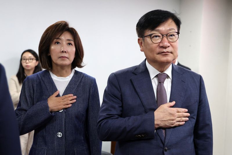 정점식 국민의힘 원내대표와 나경원 의원이 21일 서울 여의도 국회 의원회관에서 열린 2019년 빠루 사건의 진실, 준연동형비례제 민의왜곡 부작용과 악법 폐지 긴급토론회에서 국민의례를 하고 있다. 뉴시스