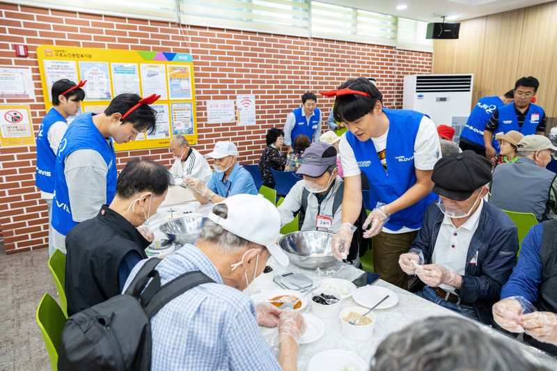 지난 17일 현대글로비스 직원들이 서울시 구로구 구로노인종합족지관에서 어르신들과 함께 추석을 맞아 송편을 만드는 모습. 사진=현대글로비스 제공