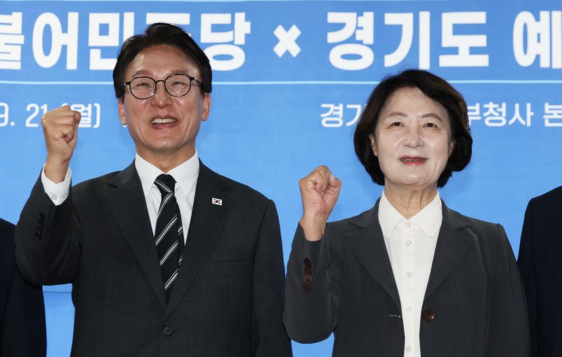 김민석 더불어민주당 대표와 추미애 경기도지사가 21일 경기 의정부시 경기도청 북부청사에서 열린 경기 예산정책협의회에 앞서 참석자들과 기념촬영을 하고 있다. 뉴스1