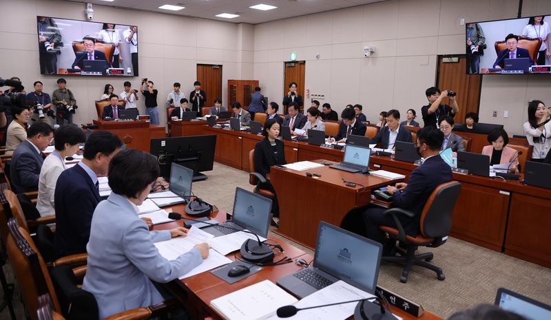 김성원 산자위원장이 15일 서울 여의도 국회에서 열린 산업통상자원중소벤처기업위원회 전체회의에서 발언하고 있다. 뉴시스