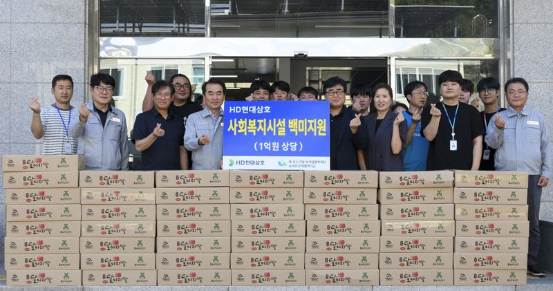 HD현대삼호 김재을 사장을 비롯한 임직원들이 최근 무안 애중복지재단을 찾아 이현준 대표를 비롯한 시설 직원과 이용자를 위로하고 600만원 상당의 쌀과 온누리상품권, 생필품을 전달하며 따뜻한 정을 나눴다. HD현대삼호 제공