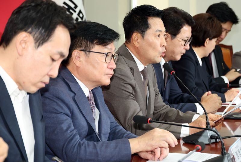 [서울=뉴시스] 최진석 기자 = 장동혁 국민의힘 대표가 21일 여의도 국회에서 열린 최고위원회의에서 발언하고 있다. 2026.09.21. myjs@newsis.com