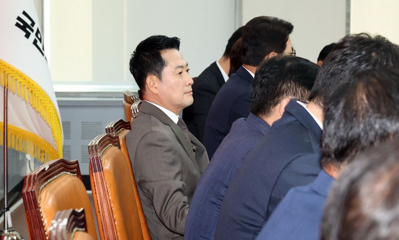 [서울=뉴시스] 최진석 기자 = 장동혁 국민의힘 대표가 21일 여의도 국회에서 열린 최고위원회의에서 생각에 잠겨 있다. 2026.09.21. myjs@newsis.com