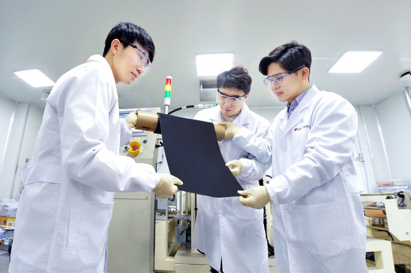 LG에너지솔루션 연구원이 대전기술연구원에서 건식전극을 살펴 보고 있는 모습. LG에너지솔루션 제공