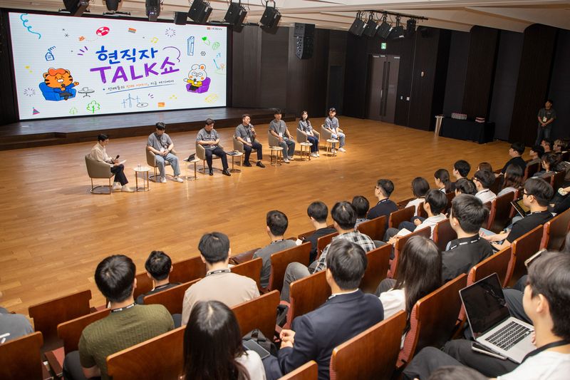 호반그룹 신입사원 공개채용 예비 지원자들이 지난 11일 서울 서초구 호반그룹 본사에서 열린 사옥초청 채용설명회에서 현직자들의 직무와 채용 관련 설명을 듣고 있다. 호반그룹 제공