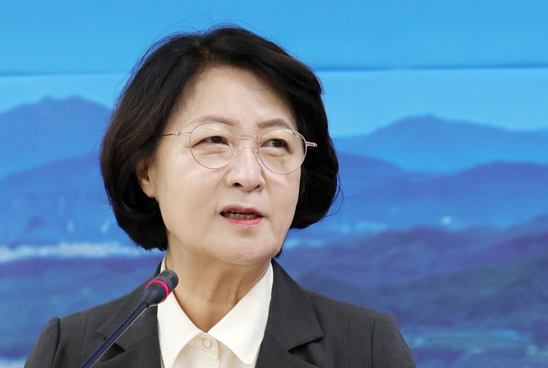 추미애 경기도지사가 21일 경기 의정부시 경기도청 북부청사에서 열린 경기 최고위원회의에서 발언하고 있다. 뉴시스