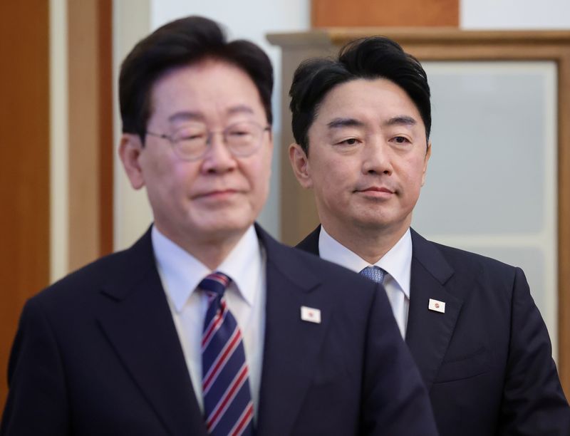 이재명 대통령과 강훈식 비서실장이 21일 청와대에서 열린 수석보좌관회의에 입장하고 있다. 청와대통신사진기자단