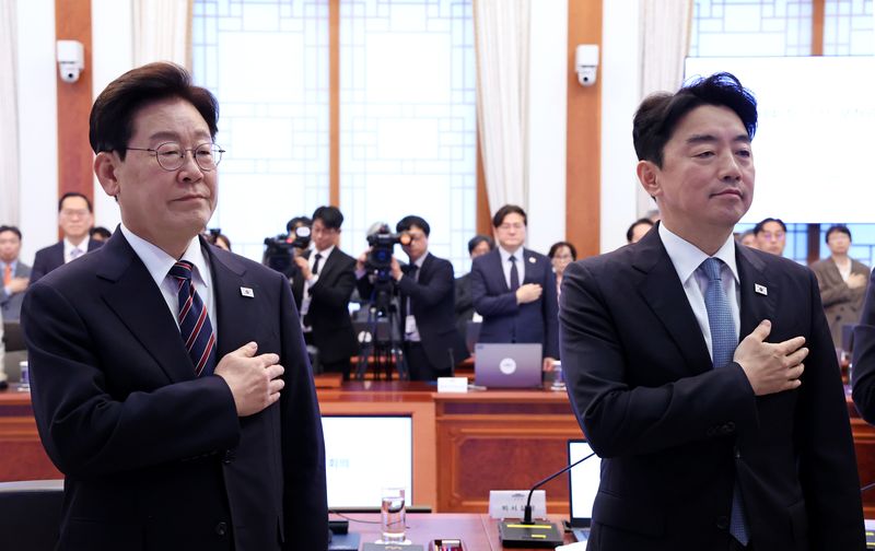 이재명 대통령과 강훈식 비서실장이 21일 청와대에서 열린 수석보좌관회의에서 국민의례를 하고 있다. 강 비서실장은 이날 오전 이 대통령에게 사의를 표명했다. 연합뉴스