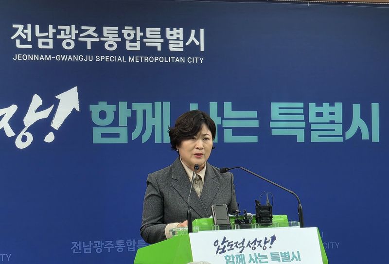 배미경 전남광주통합특별시 대변인이 21일 광주청사 5층 브리핑실에서 공공기관 통합 추진 현황에 대해 밝히고 있다. 황태종 기자