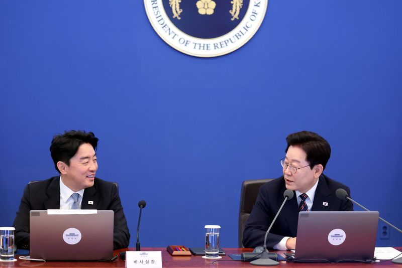 이재명 대통령이 21일 청와대에서 열린 수석보좌관회의에서 강훈식 비서실장을 바라보며 발언을 하고 있다. 청와대통신사진기자단