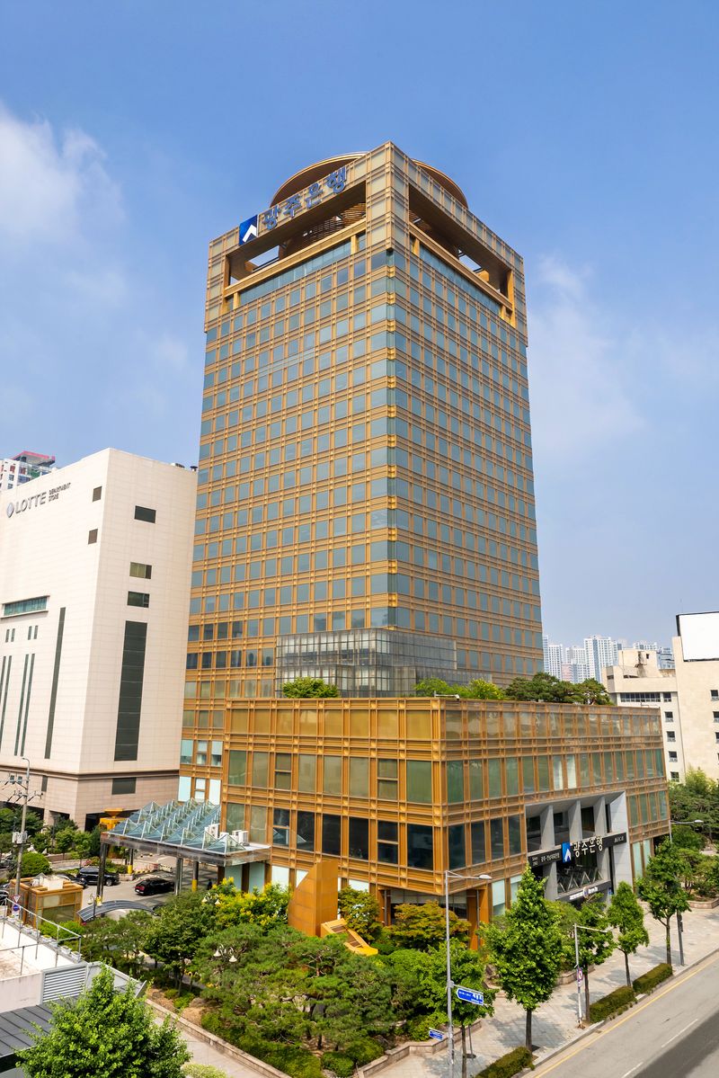 광주은행<사진>이 21일 전남광주통합특별시, 광주신용보증재단과 '2026년 하반기 소상공인 특례보증 확대 지원 협약'을 체결하고 광주권 소상공인에 대한 금융 지원을 위해 10억원을 특별 출연한다. 광주은행 제공