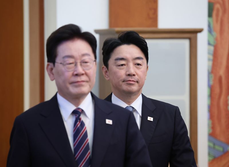 강훈식 비서실장이 21일 청와대에서 열린 수석보좌관회의에 참석하고 있다. 이날 강 비서실장은 사의를 표명했다. 뉴스1
