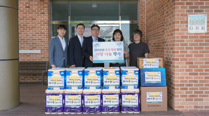 김정 인천공항본부세관장(왼쪽 세번째)이 21일 인천 영종구에 위치한 아동복지시설 디차힐을 방문해 성금 및 후원물품을 전달한 뒤 유화영 디차힐 원장(왼쪽 네번째)과 기념촬영을 하고 있다. 인천공항본부세관