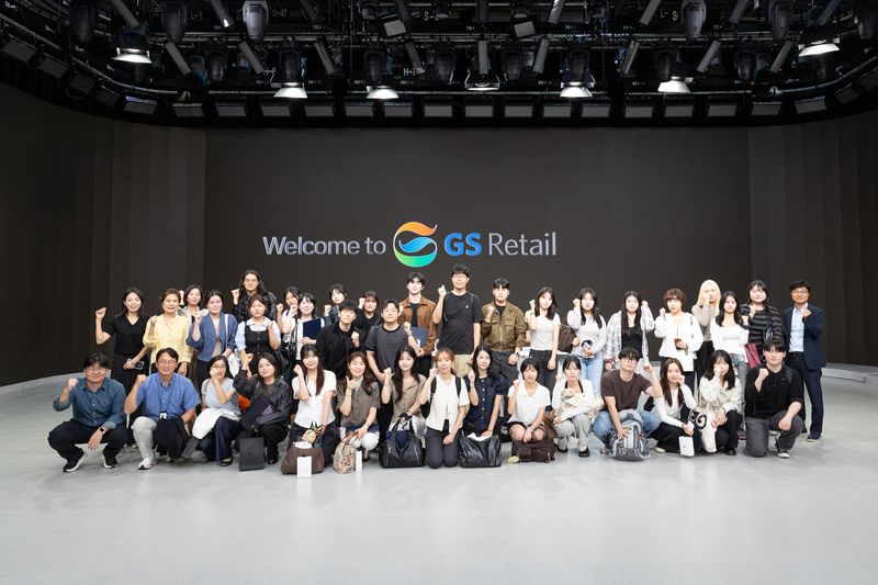 지난 18일 서울 영등포구 GS강서N타워에서 GS리테일 관계자들이 소비자리더 장학생들에게 장학금과 증서를 전달하고 참석자들과 기념촬영을 하고 있다. GS리테일 제공