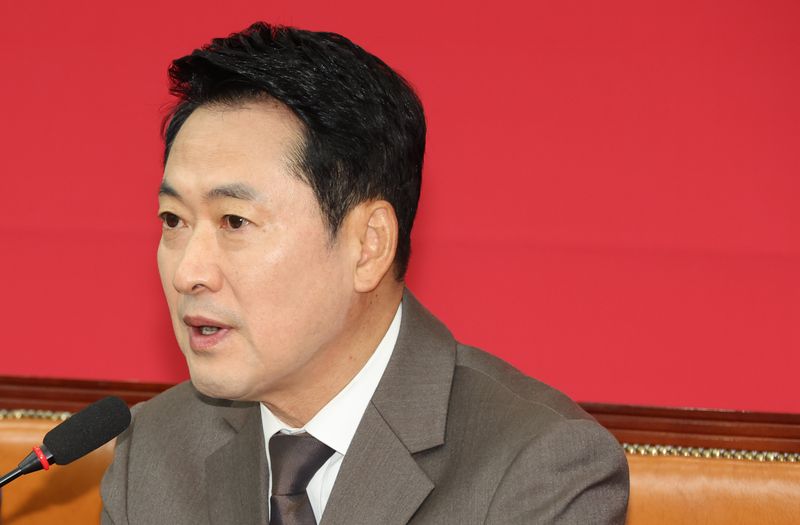 장동혁 국민의힘 대표가 21일 여의도 국회에서 열린 최고위원회의에서 발언하고 있다. 뉴시스