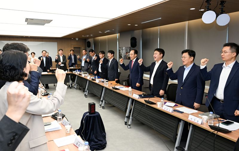 추경호 대구시장이 21일 대구시청 산격청사 대회의실에서 간부회의를 주재하고 "서문시장 4지구 시장정비사업(재건축)에 필요한 관련 절차를 최대한 빨리 마무리해 올해 안에 조기 착공할 수 있도록 모든 행정력을 집중하라"고 지시했다. 대구시 제공