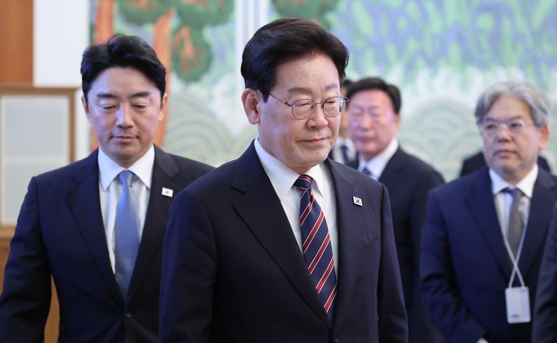 이재명 대통령이 21일 청와대에서 열린 수석보좌관회의에서 발언하고 있다. 왼쪽은 이날 오전 사의를 표명한 강훈식 비서실장. 2026.9.21 ⓒ 뉴스1 이재명 기자