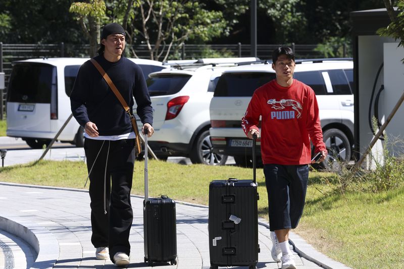 한국 축구국가대표팀 구성윤(오른쪽)과 최준이 21일 오후 충남 천안시 코리아풋볼파크에서 대표팀 숙소로 들어서고 있다 뉴시스
