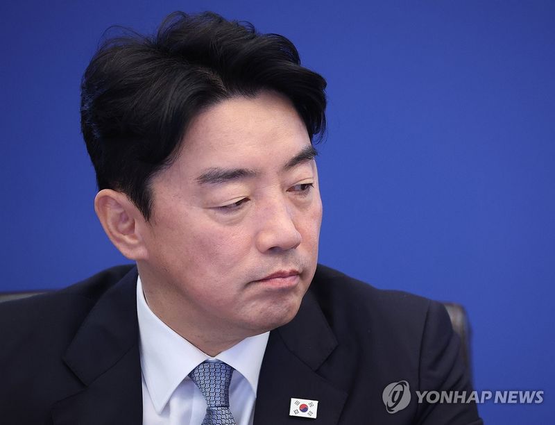 이재명 대통령 발언 듣는 강훈식 비서실장 (출처=연합뉴스)
