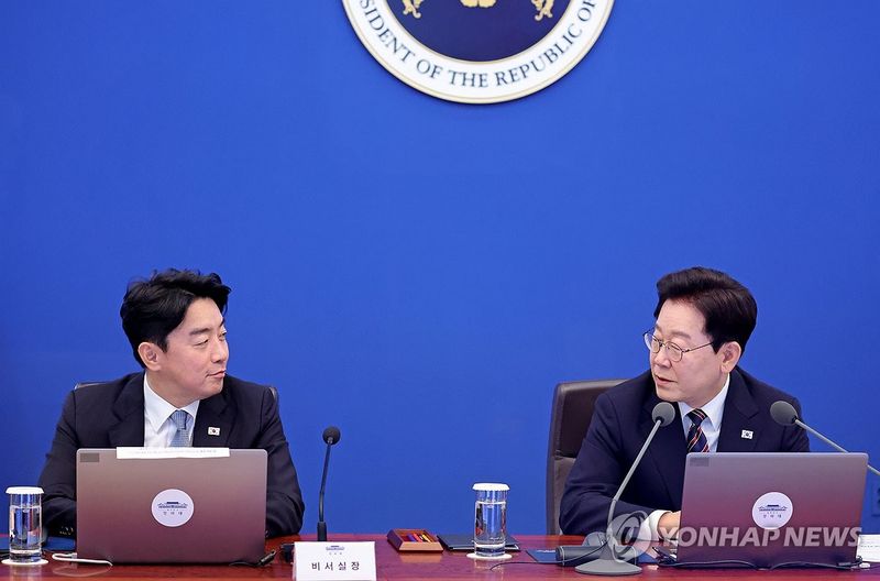 강훈식 비서실장 바라보는 이재명 대통령 (출처=연합뉴스)