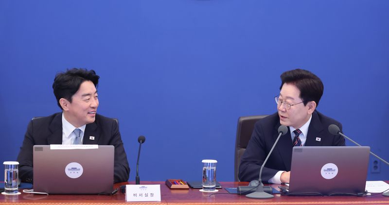 이재명 대통령이 21일 청와대에서 열린 수석보좌관회의에서 발언하고 있다. 왼쪽은 이날 오전 사의를 표명한 강훈식 비서실장. 2026.9.21 ⓒ 뉴스1 이재명 기자