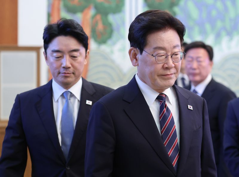 이재명 대통령이 21일 청와대에서 열린 수석보좌관회의에서 참석하고 있다. 왼쪽은 이날 오전 사의를 표명한 강훈식 비서실장. 2026.9.21 ⓒ 뉴스1 이재명 기자