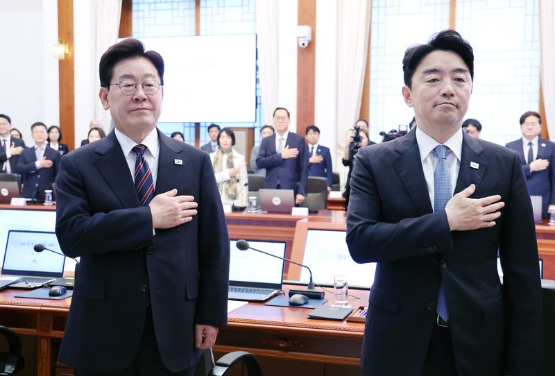 이재명 대통령이 21일 청와대에서 열린 수석보좌관회의에서 국민의례를 하고 있다. 오른쪽은 이날 사의를 표명한 강훈식 비서실장. 2026.9.21 ⓒ 뉴스1 이재명 기자
