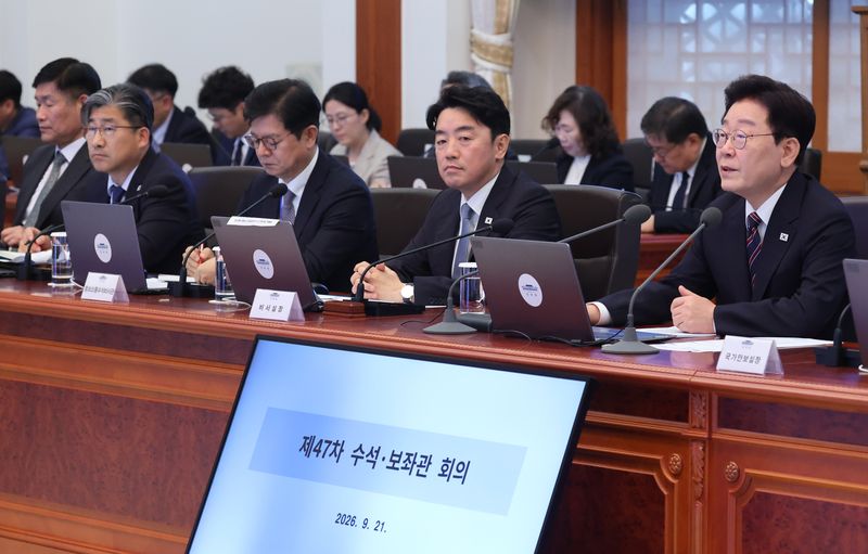 이재명 대통령이 21일 청와대에서 열린 수석보좌관회의에서 발언하고 있다. 왼쪽은 이날 오전 사의를 표명한 강훈식 비서실장. 2026.9.21 ⓒ 뉴스1 이재명 기자