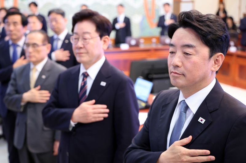 사의를 표명한 강훈식 비서실장이 21일 청와대에서 열린 수석 보좌관 회의에서 국민의례를 하고 있다. 2026.9.21 ⓒ 뉴스1 이재명 기자