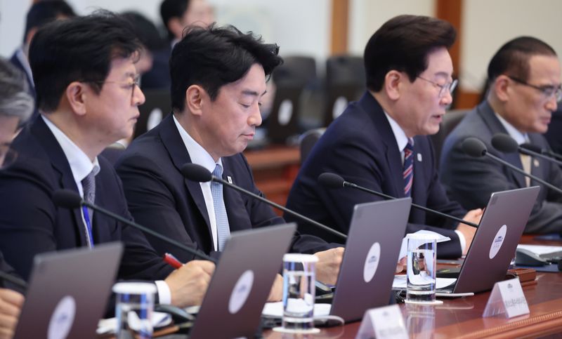 강훈식 비서실장이 21일 청와대에서 열린 수석보좌관회의에 참석해 있다. 이날 강 비서실장은 사의를 표명했다. 2기 개각 장관 2명이 낙마하는 등 인사 책임론이 분출하자 본인의 거취를 결단한 것으로 풀이된다. 2026.9.21 ⓒ 뉴스1 이재명 기자