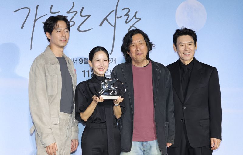 배우 조인성(왼쪽부터)과 조여정, 이창동 감독, 설경구가 21일 서울 용산구 CGV용산아이파크몰에서 열린 넷플릭스 영화 ‘가능한 사랑’ 기자간담회에 참석해 포즈를 취하고 있다. ‘가능한 사랑’은 해고 노동자 부부와 다큐멘터리 감독 부부가 다큐멘터리 제작을 위해 만나 서로 다른 삶과 숨은 욕망을 마주하는 이야기를 그린 작품이다. 이창동 감독은 ‘가능한 사랑’으로 지난 12일(현지 시각) 이탈리아 베네치아에서 열린 제83회 베니스국제영화제에서 은사자상 심사위원상을 수상했다. 뉴스1 권현진 기자 /사진=뉴스1