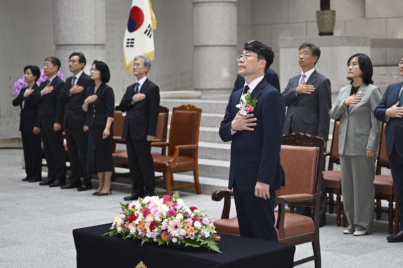 김성수 신임 대법관과 조희대 대법원장 등 대법관들이 21일 서울 서초구 대법원에서 열린 신임 대법관 취임식에서 국기에 대한 경례를 하고 있다. 뉴시스
