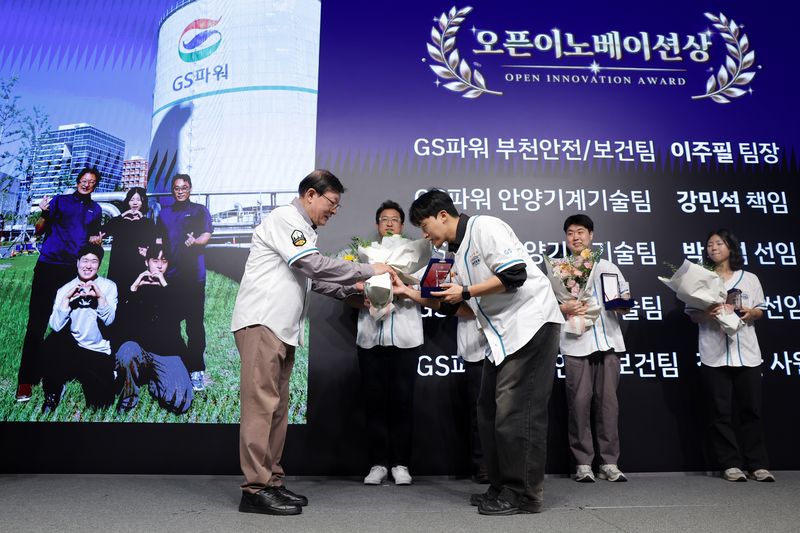 허태수 GS그룹 회장(왼쪽 첫번째)이 21일 서울 강남구 웨스틴 서울 파르나스에서 열린 ‘제5회 GS그룹 해커톤’에서 안전관리 인공지능(AI) 에이전트 ‘AIR(AI Risk Assessment·에어)’팀에 오픈이노베이션상을 시상하고 있다. GS그룹 제공