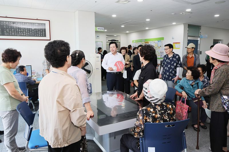 [창원=뉴시스] 강경국 기자 = 강기윤 경남 창원시장이 21일 금강노인종합복지관을 방문해 어르신들의 안부를 살피고 있다. (사진=창원시청 제공). 2026.09.21. photo@newsis.com *재판매 및 DB 금지