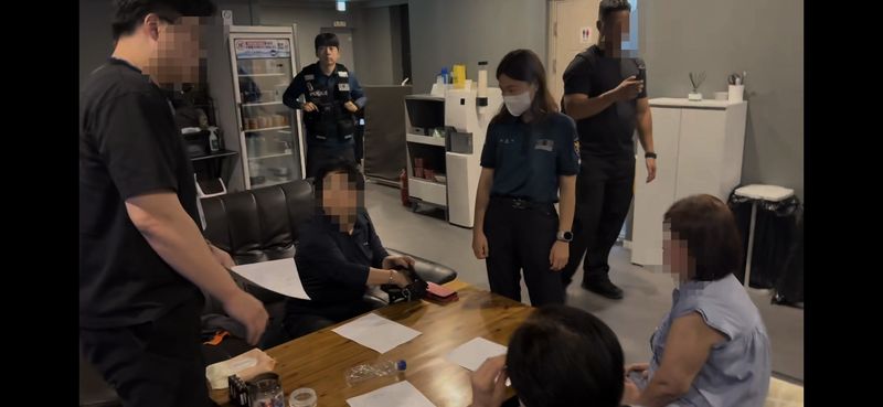 울산경찰청이 지난 18일 울산지역 전통시장 주변의 성인 PC방에서 환전 등의 불법행위를 단속하고 있다. 울산경찰청 제공