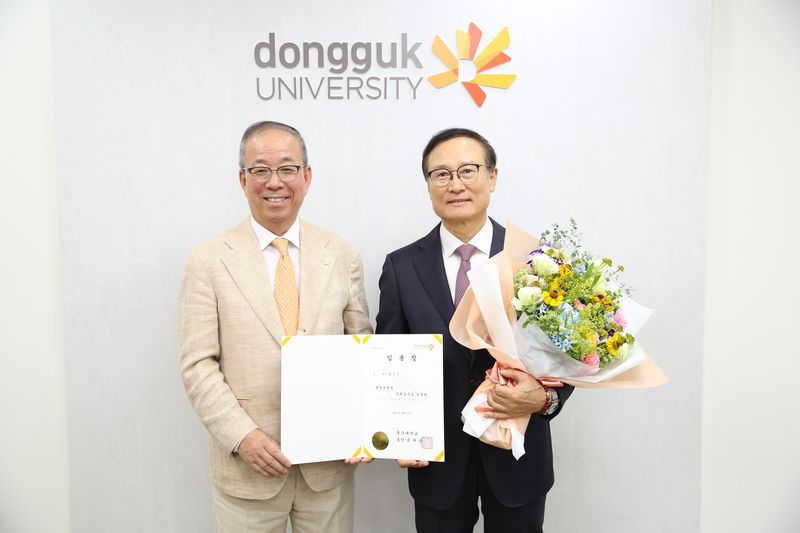 윤재웅 동국대 총장(왼쪽)이 지난 18일 서울 중구 동국대 본관 총장실에서 홍영표 행정대학원 석좌교수에게 임용장을 수여한 뒤 기념촬영을 하고 있다. 동국대 제공