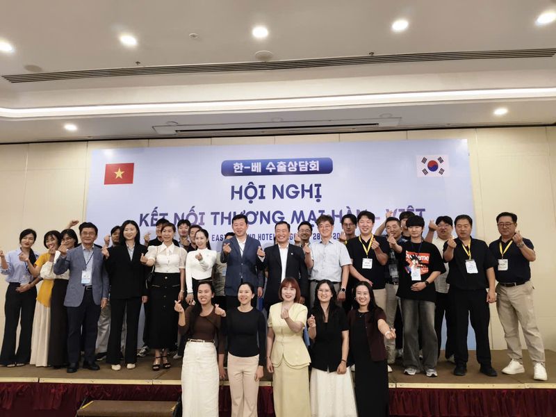 베트남 메가어스 엑스포에서 강원테크노파크가 마련한 강원수출상담회에 참가한 강원도내 기업들이 기념사진을 촬영하고 있다. 강원테크노파크 제공